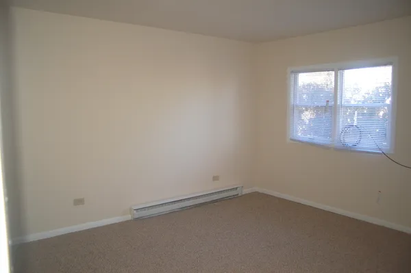 $1,300 | 321 South Jefferson Street, Woodstock, IL 60098