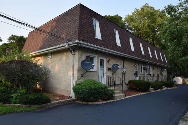 $1,300 | 321 South Jefferson Street, Woodstock, IL 60098