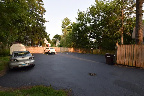 $1,300 | 321 South Jefferson Street, Woodstock, IL 60098