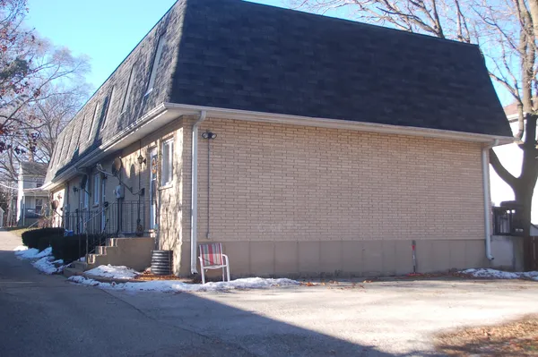 $1,300 | 321 South Jefferson Street, Woodstock, IL 60098