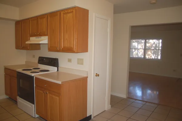 $1,300 | 321 South Jefferson Street, Woodstock, IL 60098