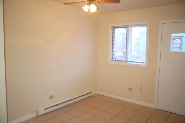 $1,300 | 321 South Jefferson Street, Woodstock, IL 60098