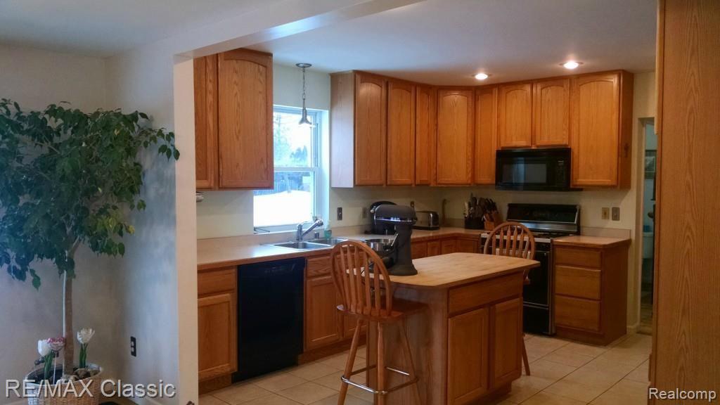 1810 Lochaven Road West Bloomfield, MI 48324 - Photo 12 of 40 Beautiful Kitchen with Oak Cabinets and the Appliances are Included