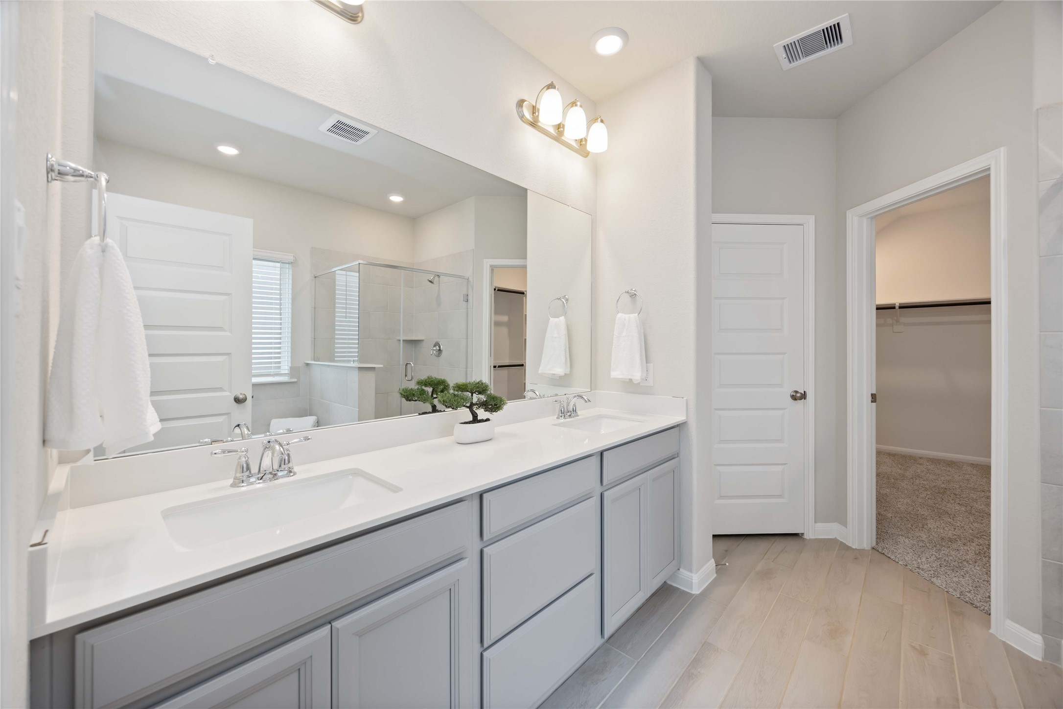6814 Ventura Drive Rosharon, TX 77583 - Photo 14 of 30 The primary bath is a spa-inspired space, complete with an expansive dual-sink vanity, deep soaking tub beneath a wide window, and a separate glass-enclosed shower—perfect for unrushed mornings or wind-down evenings.