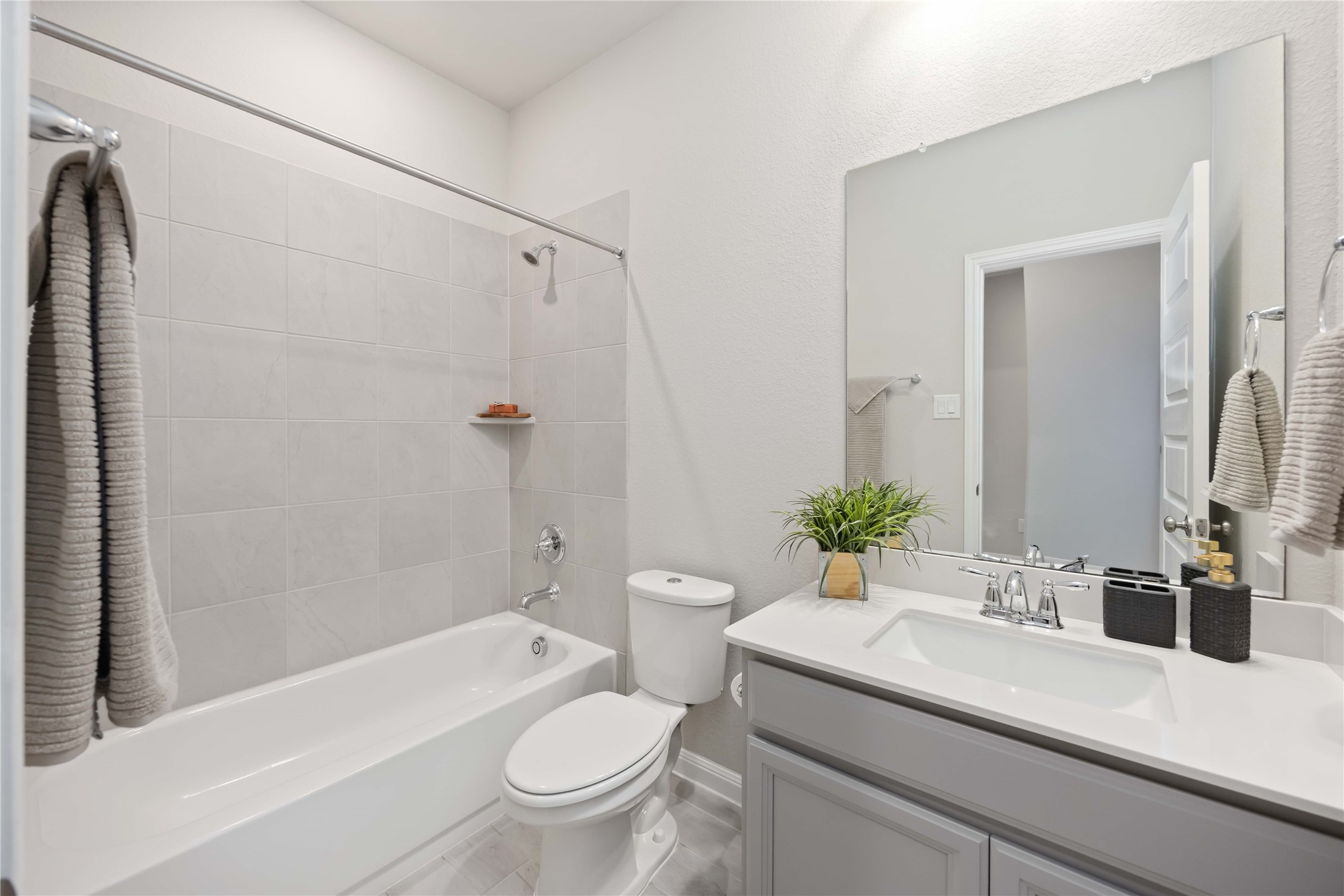 6814 Ventura Drive Rosharon, TX 77583 - Photo 10 of 30 This well-appointed full bath features a clean-lined vanity and a combined tub and shower—offering both utility and simplicity in style.