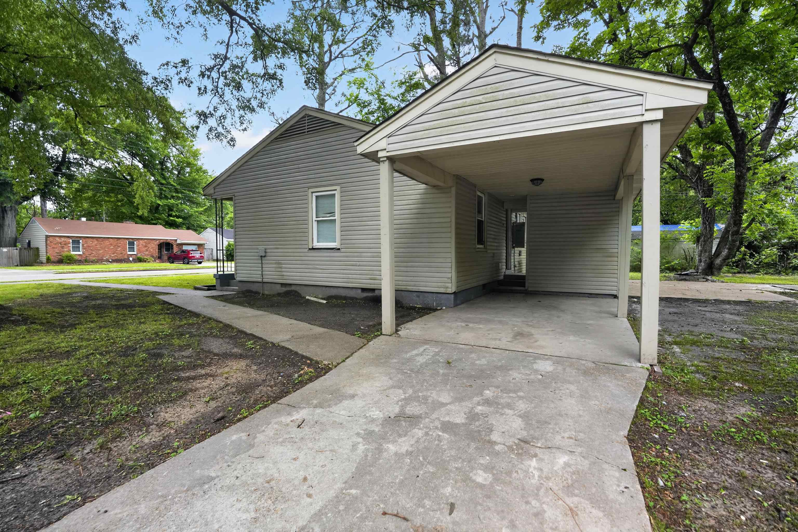 949 Sumter Street Memphis, TN 38122 - Photo 4 of 33 Side-entry carport with concrete flooring