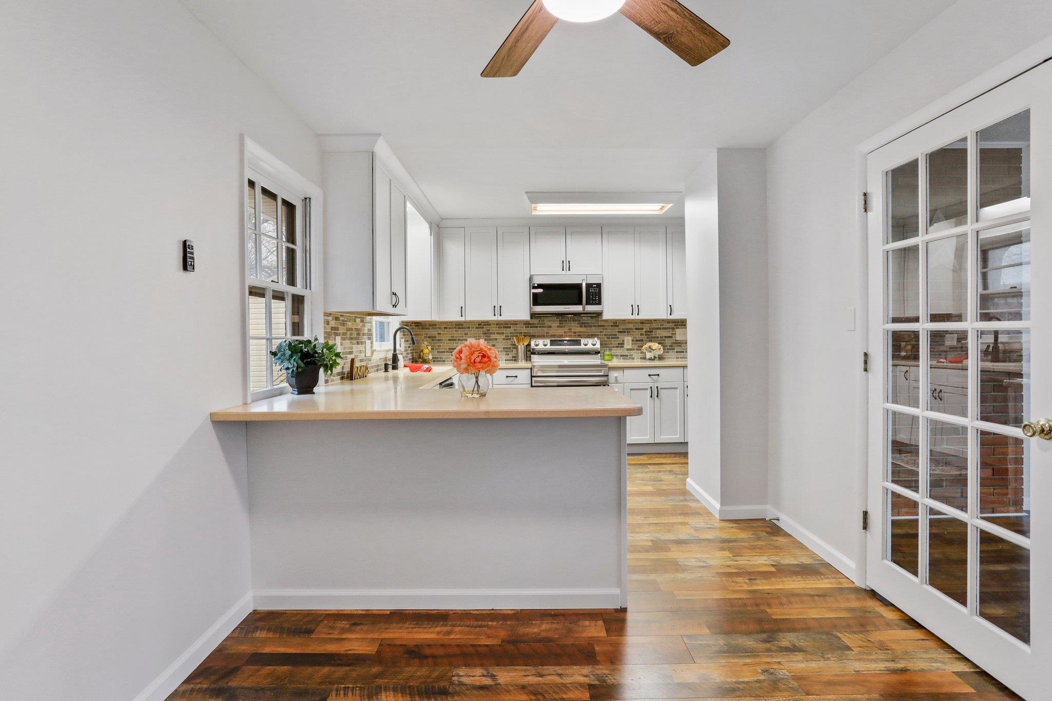 18196 New Market Road Timberville, VA 22853 - Photo 9 of 34 a living room with stainless steel appliances kitchen island granite countertop a refrigerator stove and sink