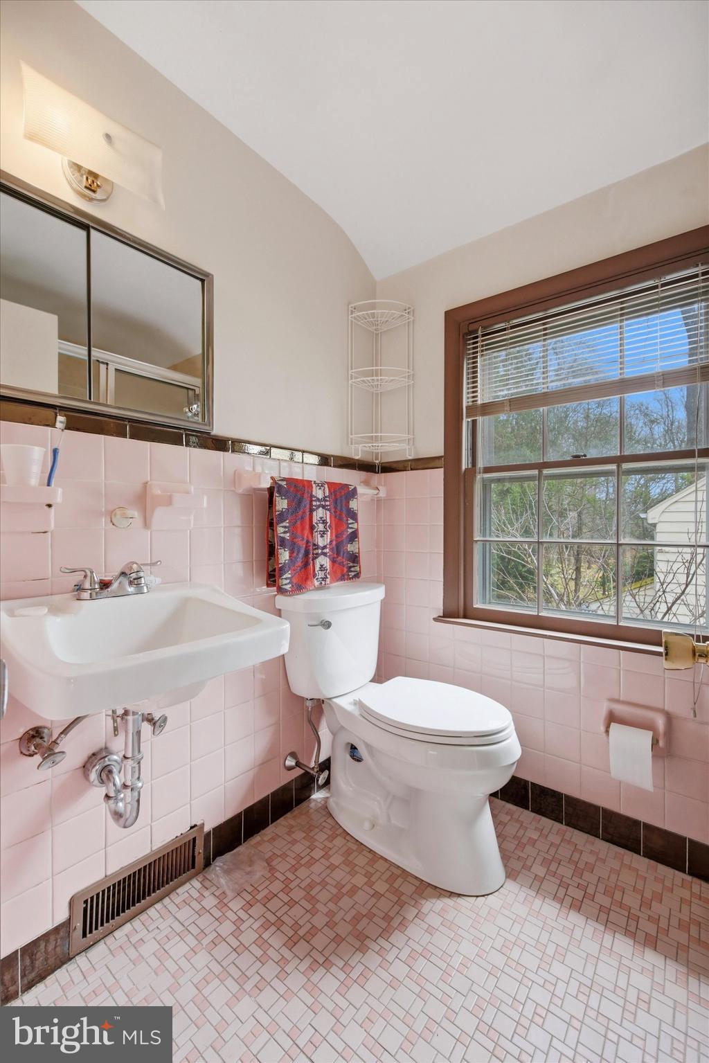 359 Spring Valley Road Springfield, PA 19064 - Photo 17 of 27 Primary Bedroom - en suite