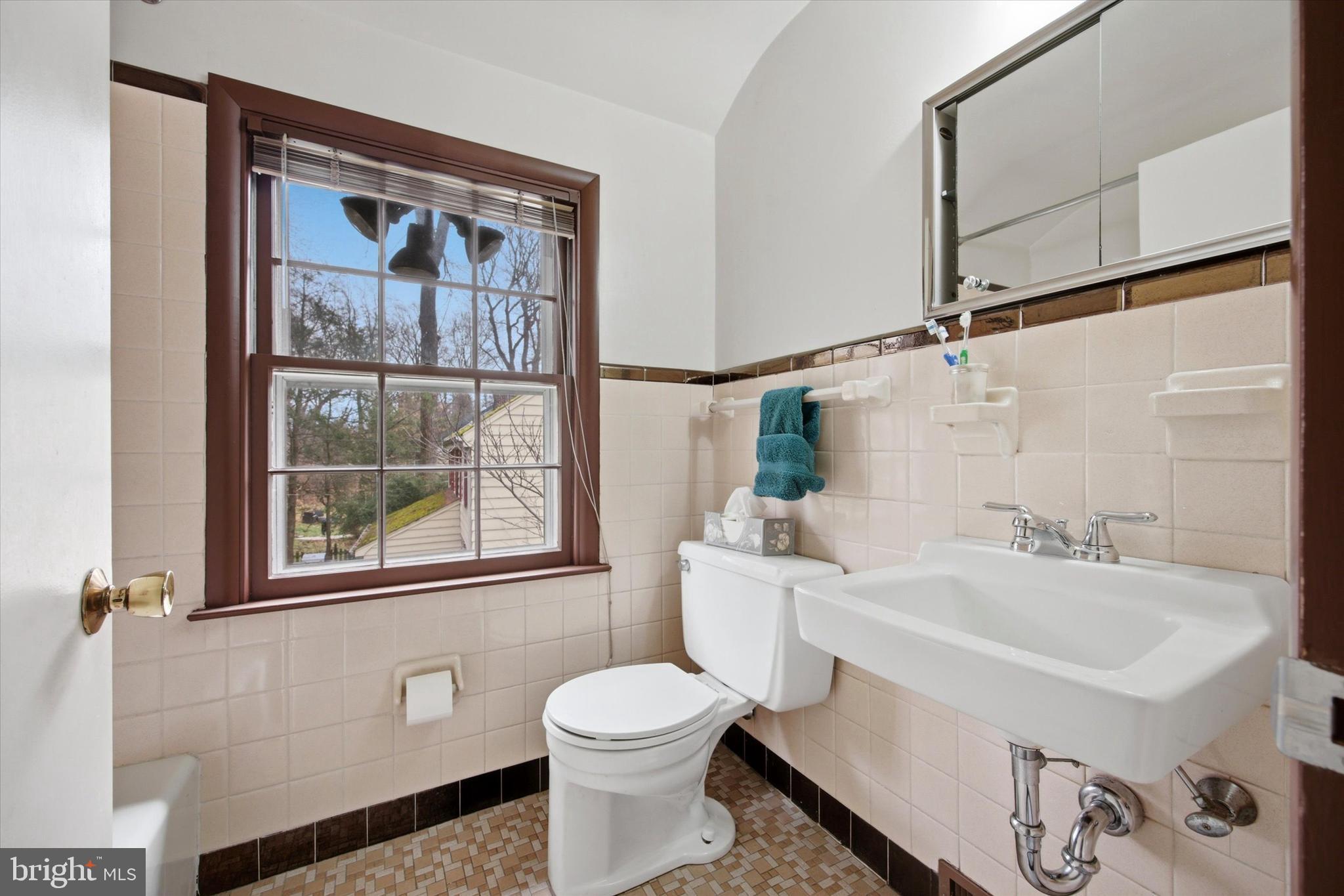 359 Spring Valley Road Springfield, PA 19064 - Photo 23 of 27 Second Floor - Main Bathroom