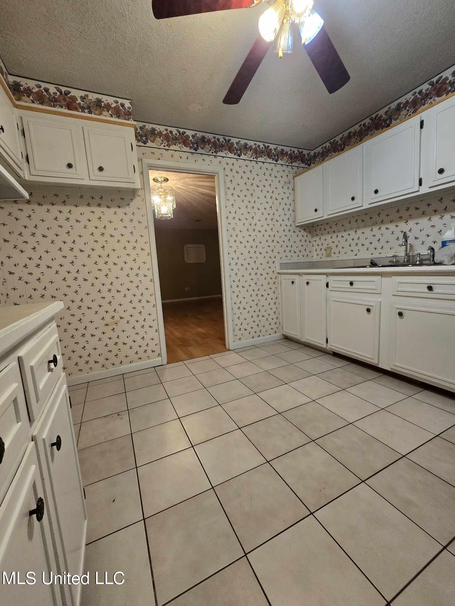 3824 2nd Street Moss Point, MS 39563 - Photo 4 of 25 441479276_432296736181349_71301404114832