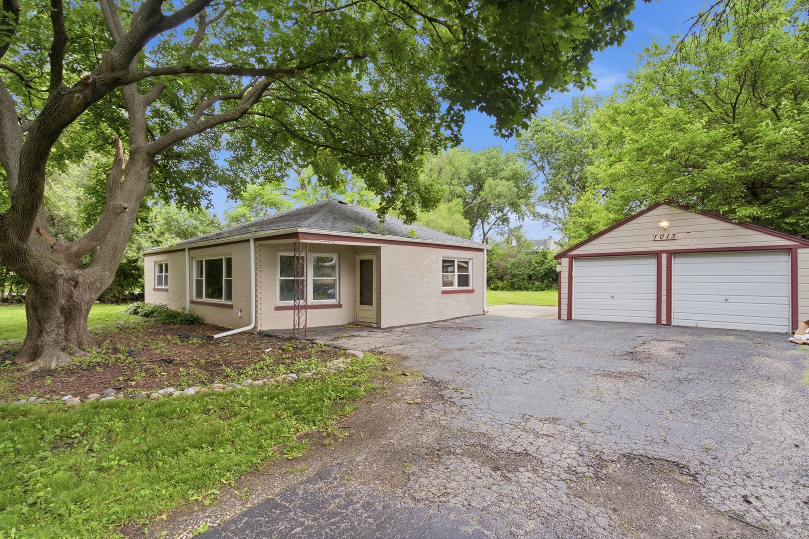 1013 Highmoor Road Lombard, IL 60148 - Photo 2 of 28