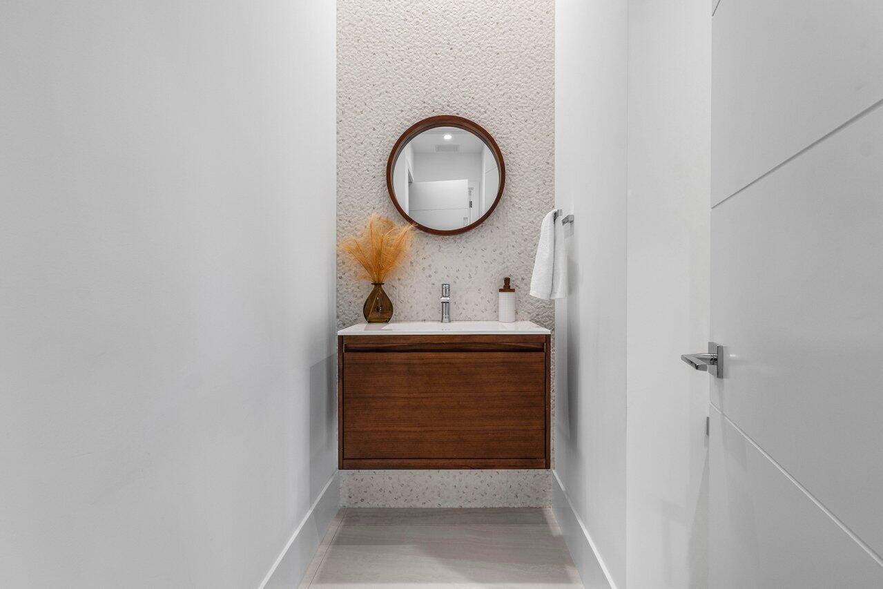 725 Northeast 71st Street Boca Raton, FL 33487 - Photo 33 of 63 Powder room