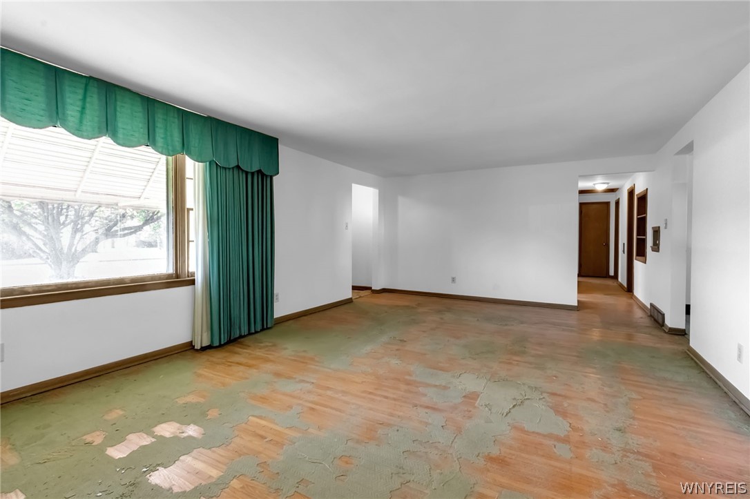 8130 Packard Road Niagara, NY 14304 - Photo 11 of 24 Living room
