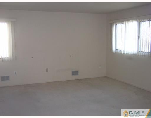 37 Pullman Loop Dayton, NJ 08810 - Photo 2 of 6 Gallery Image 2