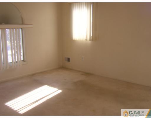 37 Pullman Loop Dayton, NJ 08810 - Photo 4 of 6 Gallery Image 4