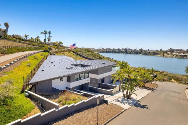 an aerial view of a house with outdoor space and lake view