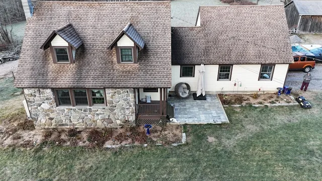 a view of a backyard