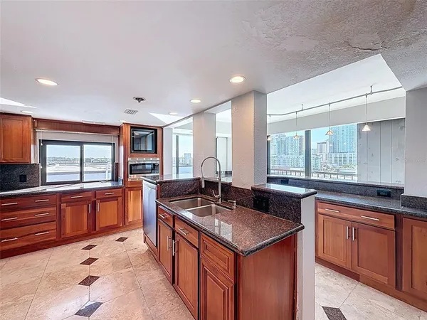 $5,500 | 201 West Laurel Street, Unit 1006, Tampa, FL 33602