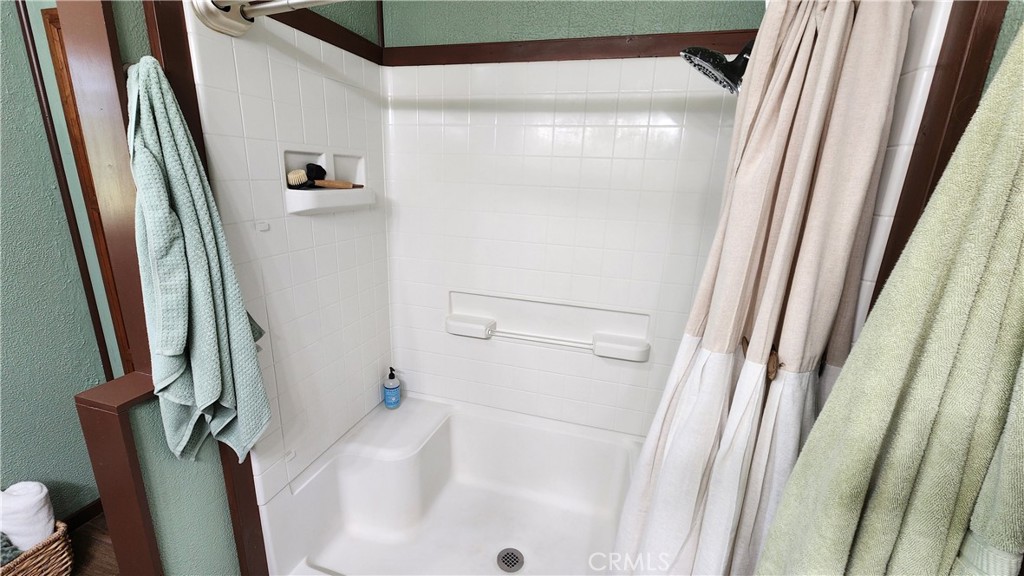 81641 Ave 48, Unit SPC 104 Indio, CA 92201 - Photo 35 of 50 a bathroom with a bathtub