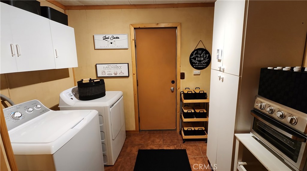 81641 Ave 48, Unit SPC 104 Indio, CA 92201 - Photo 40 of 50 a view of a entryway with washer and dryer