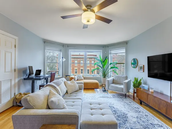 $2,250 | 2737 North Kimball Avenue, Unit 3, Chicago, IL 60647