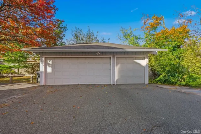 a picture of a book shelf