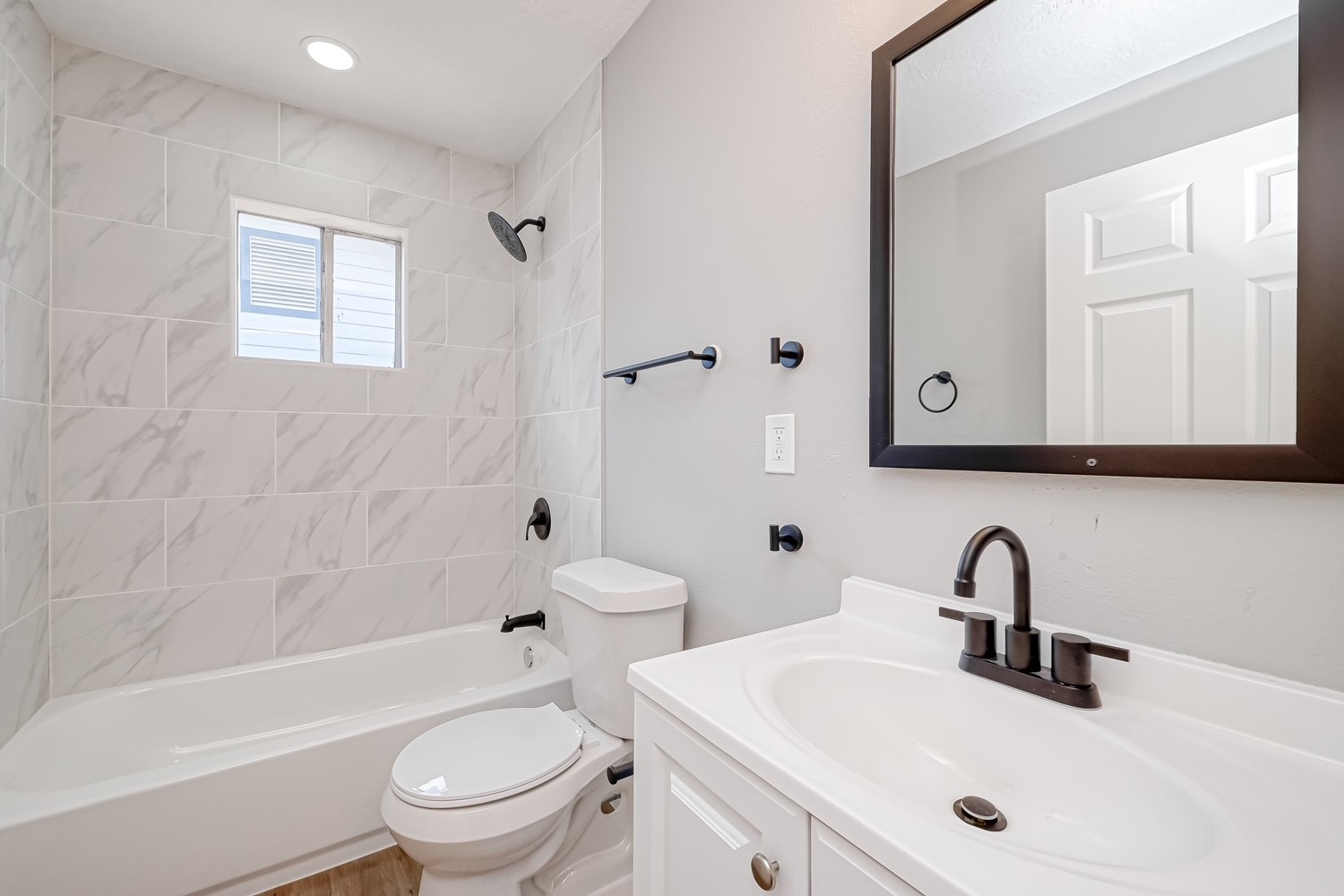 6715 Victoria Street, Unit A Houston, TX 77020 - Photo 21 of 34 a bathroom with a sink toilet and a bathtub