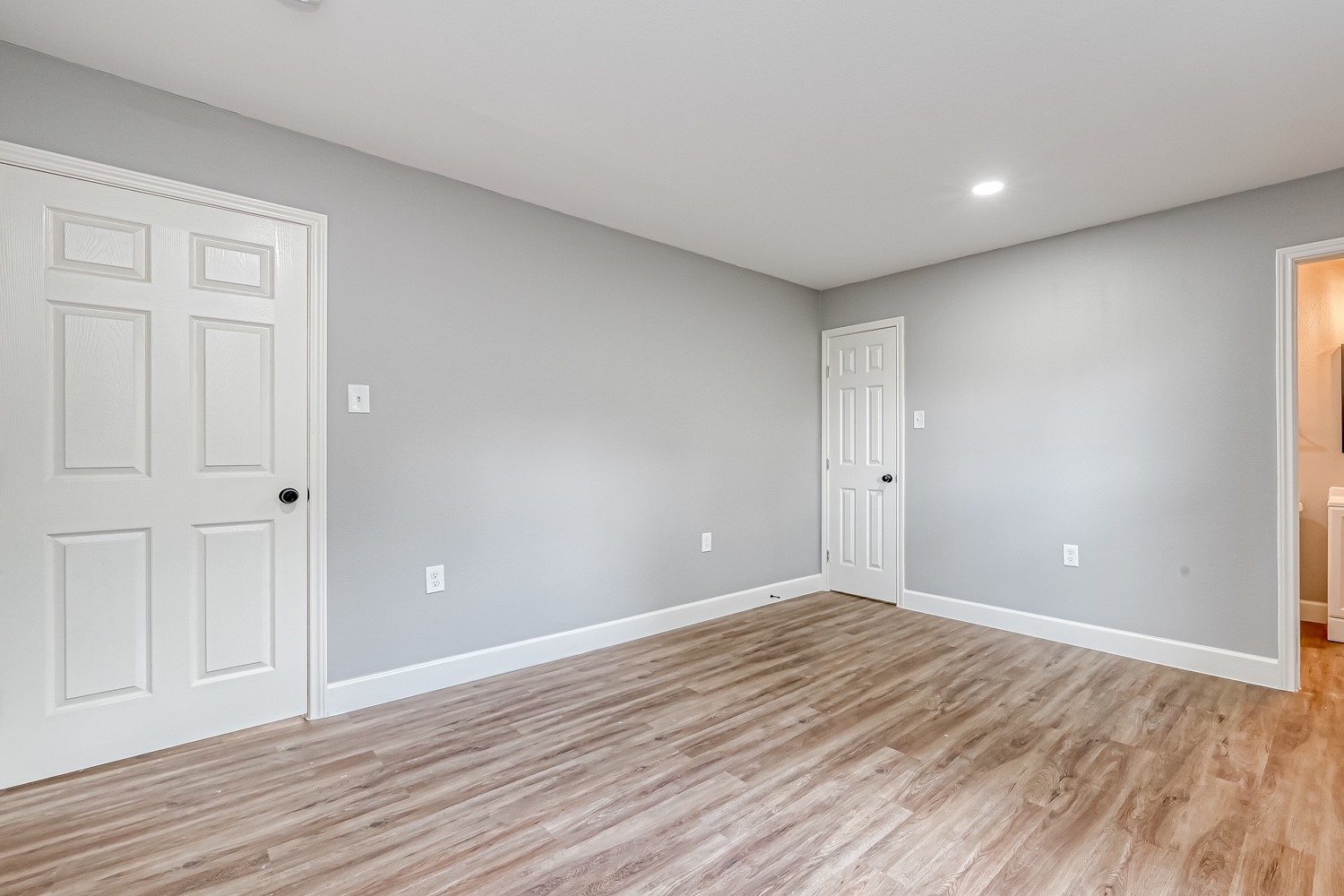6715 Victoria Street, Unit A Houston, TX 77020 - Photo 24 of 34 a view of room with wooden floor