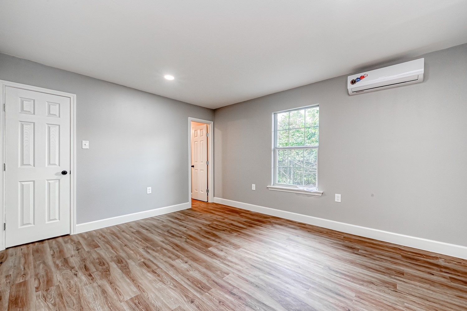 6715 Victoria Street, Unit A Houston, TX 77020 - Photo 25 of 34 a view of an empty room with wooden floor and a window