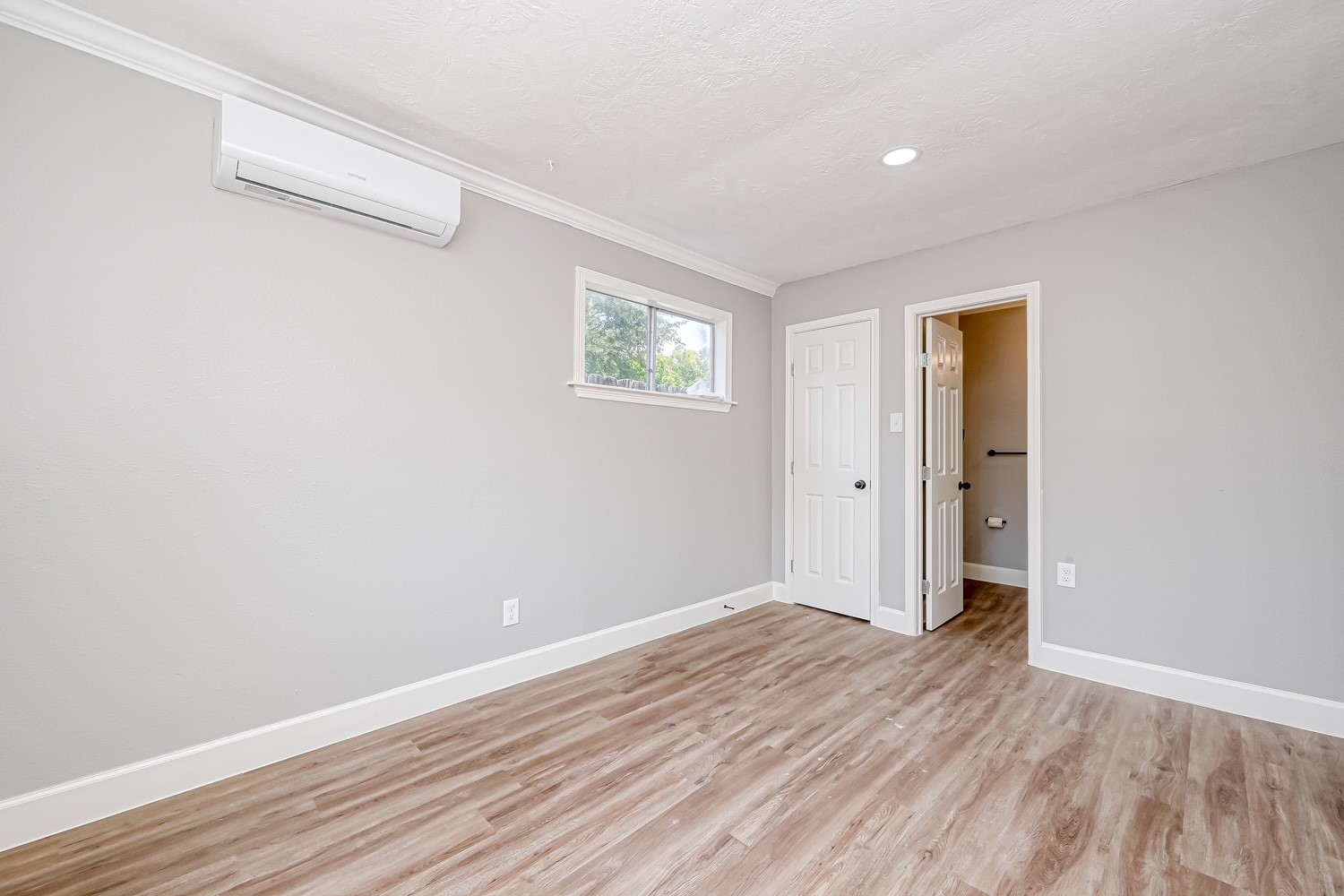 6715 Victoria Street, Unit A Houston, TX 77020 - Photo 29 of 34 an empty room with wooden floor and windows