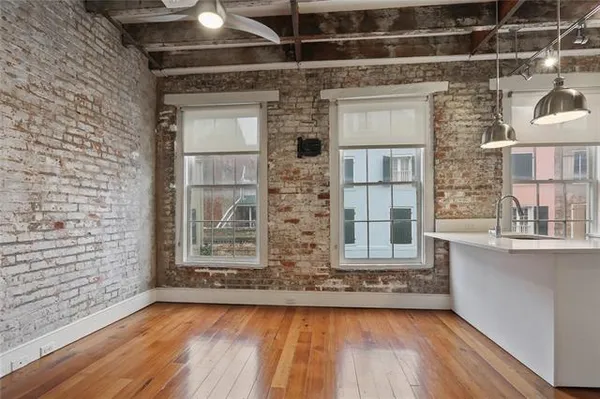 $9,177,000 | 313 Exchange Place, New Orleans, LA 70130