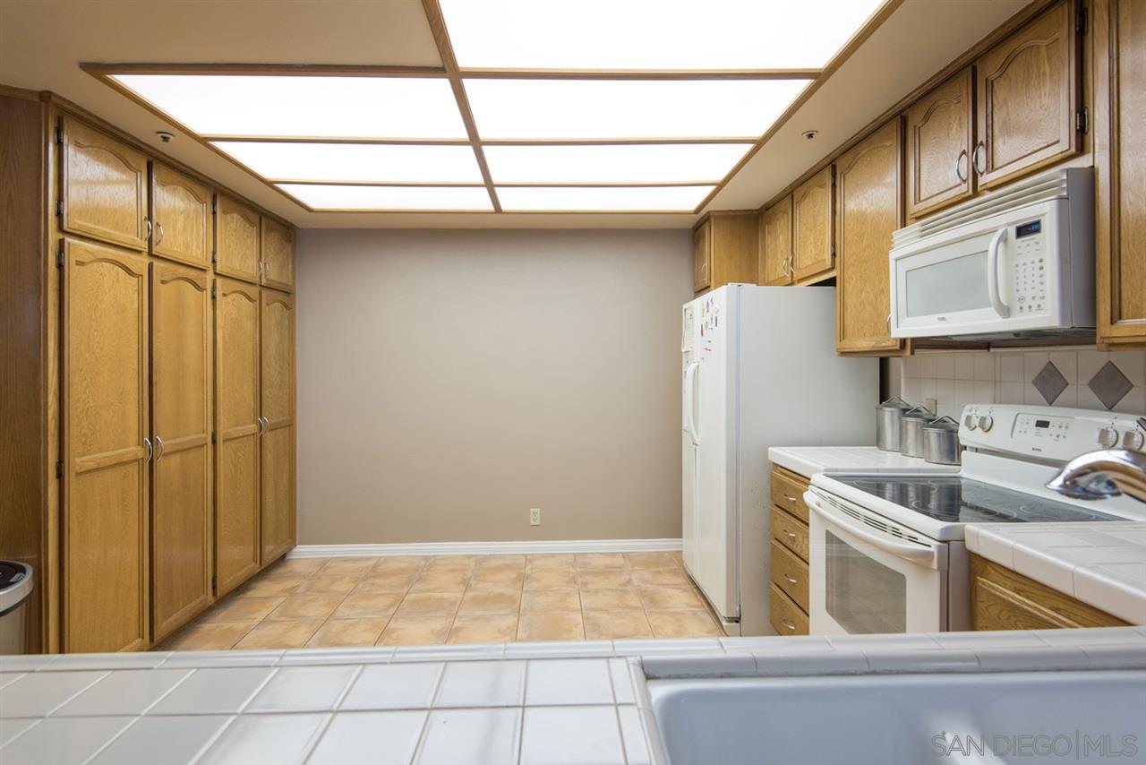 5805 Friars Road, Unit 2101 San Diego, CA 92110 - Photo 4 of 25 Large kitchen and pantry with room for a large island fixture.