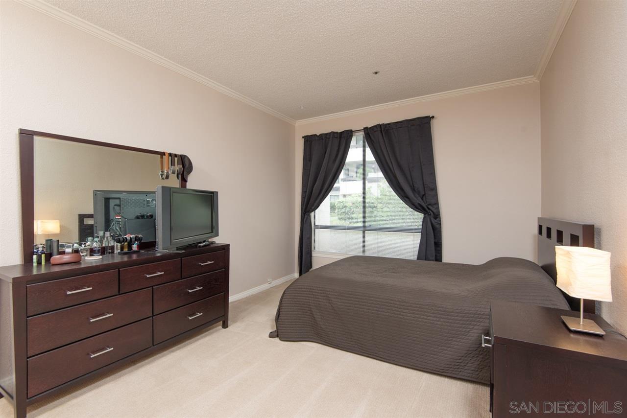 5805 Friars Road, Unit 2101 San Diego, CA 92110 - Photo 6 of 25 A very arge master bedroom.