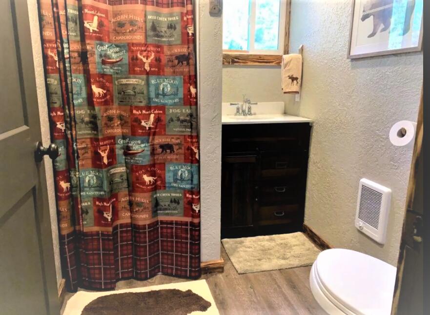17890 Mockingbird Lane Bend, OR 97707 - Photo 20 of 27 Guest Bathroom