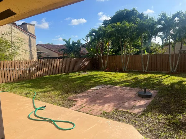 a view of a backyard