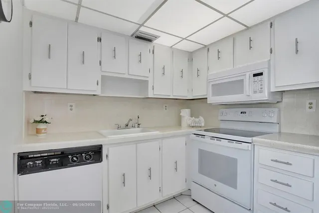 $1,750 | 204 Burgundy North, Unit 204, Delray Beach, FL 33484