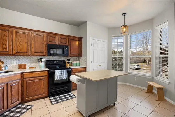 $284,900 | 7105 Crenshaw Drive, Benbrook, TX 76126