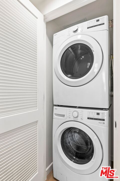 1414 1/2 South Beverly Drive, Unit 402 Los Angeles, CA 90035 - Photo 14 of 15 a utility room with dryer and washer