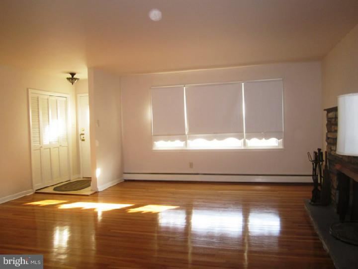 337 Ainslie Road Huntingdon Valley, PA 19006 - Photo 2 of 16 Living Room