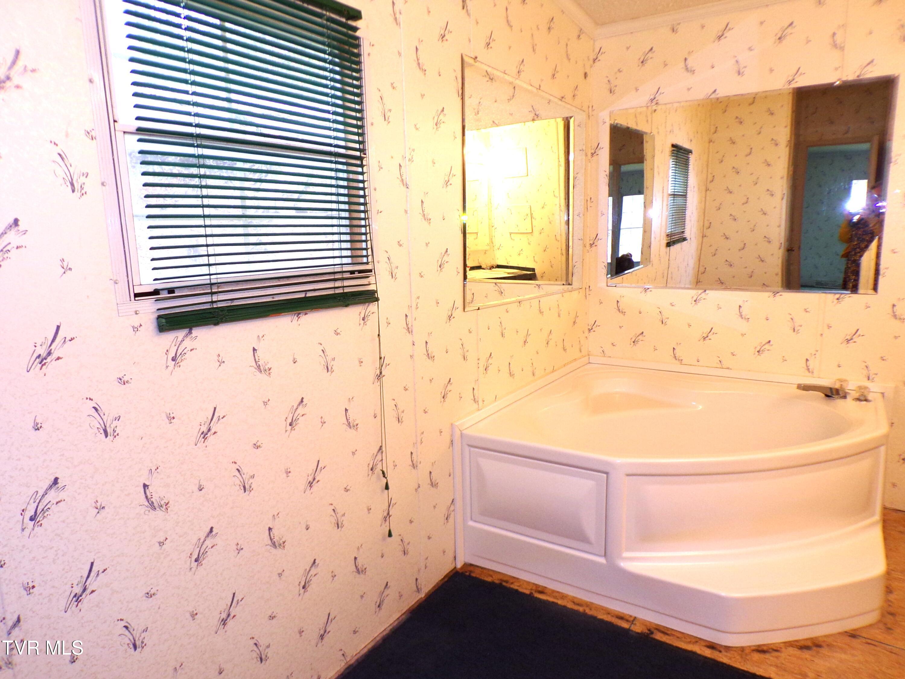 6331 Stephens Road Wise, VA 24293 - Photo 31 of 44 MASTER GARDEN TUB