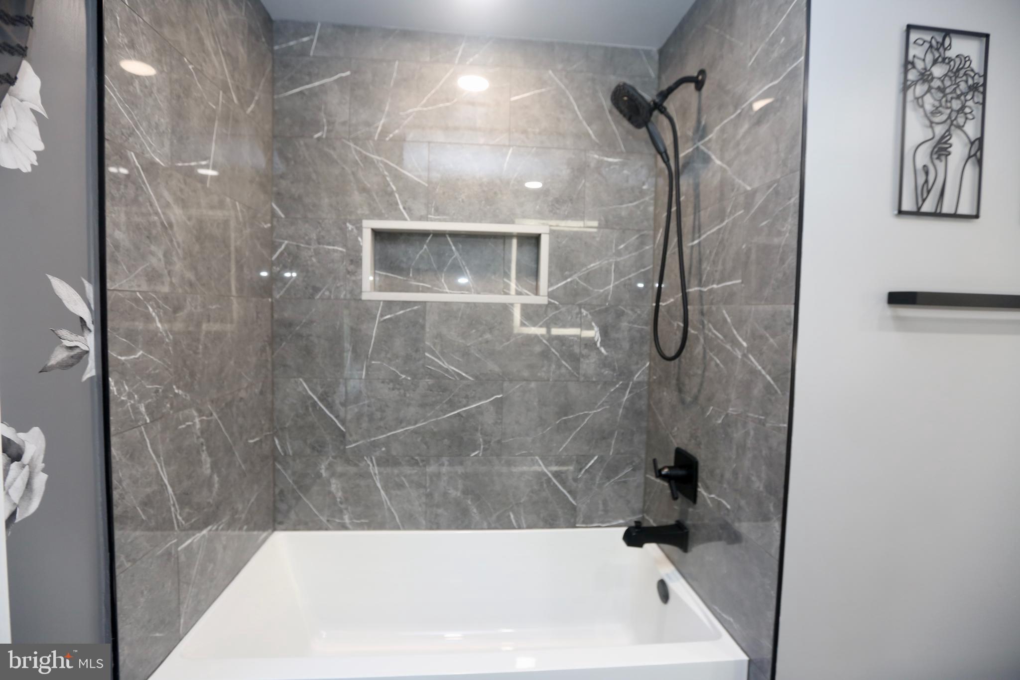 16 Cotswold Way Sewell, NJ 08080 - Photo 42 of 52 a bathroom with a bathtub