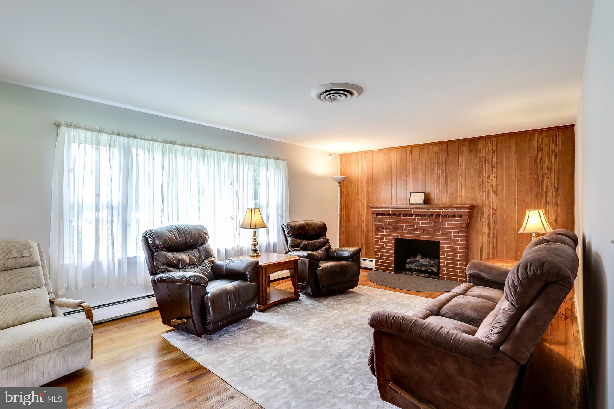 Living Room with fireplace
