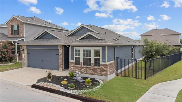 a view of a house with backyard and garden