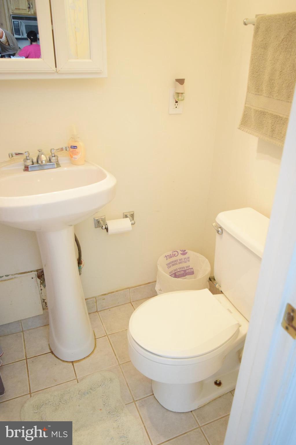 5203 Columbia Road Springfield, VA 22151 - Photo 7 of 16 Bath