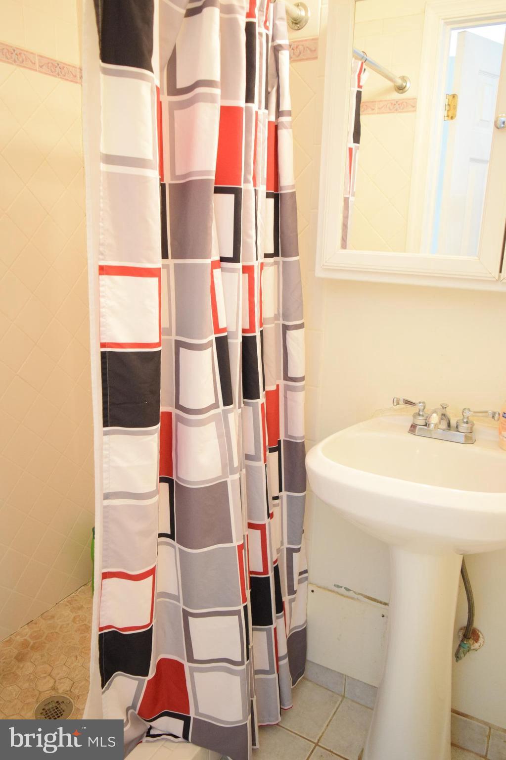 5203 Columbia Road Springfield, VA 22151 - Photo 8 of 16 Bath