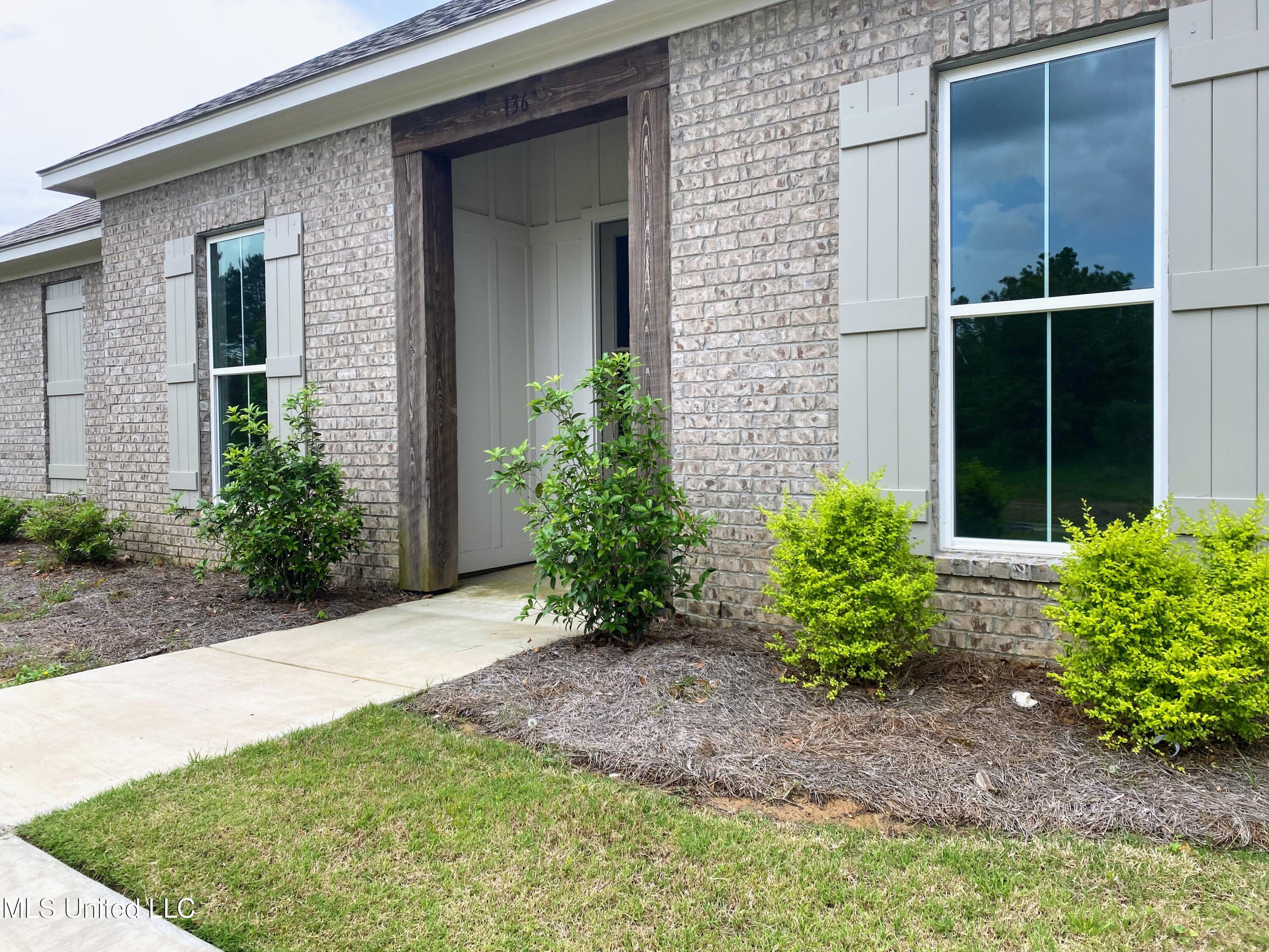 136 Rockbridge Crossing Clinton, MS 39056 - Photo 2 of 11 IMG_0912.1