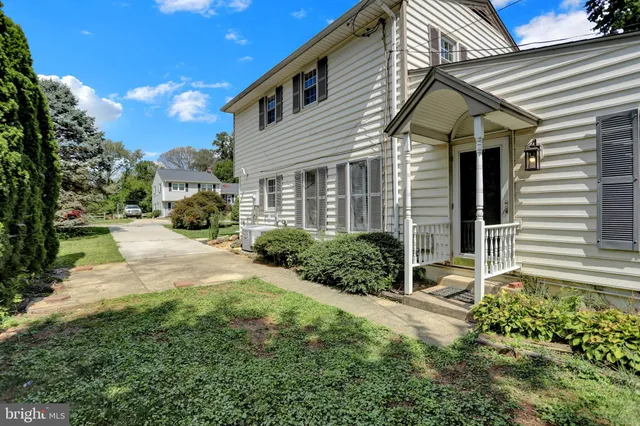a view of a house with backyard and garden