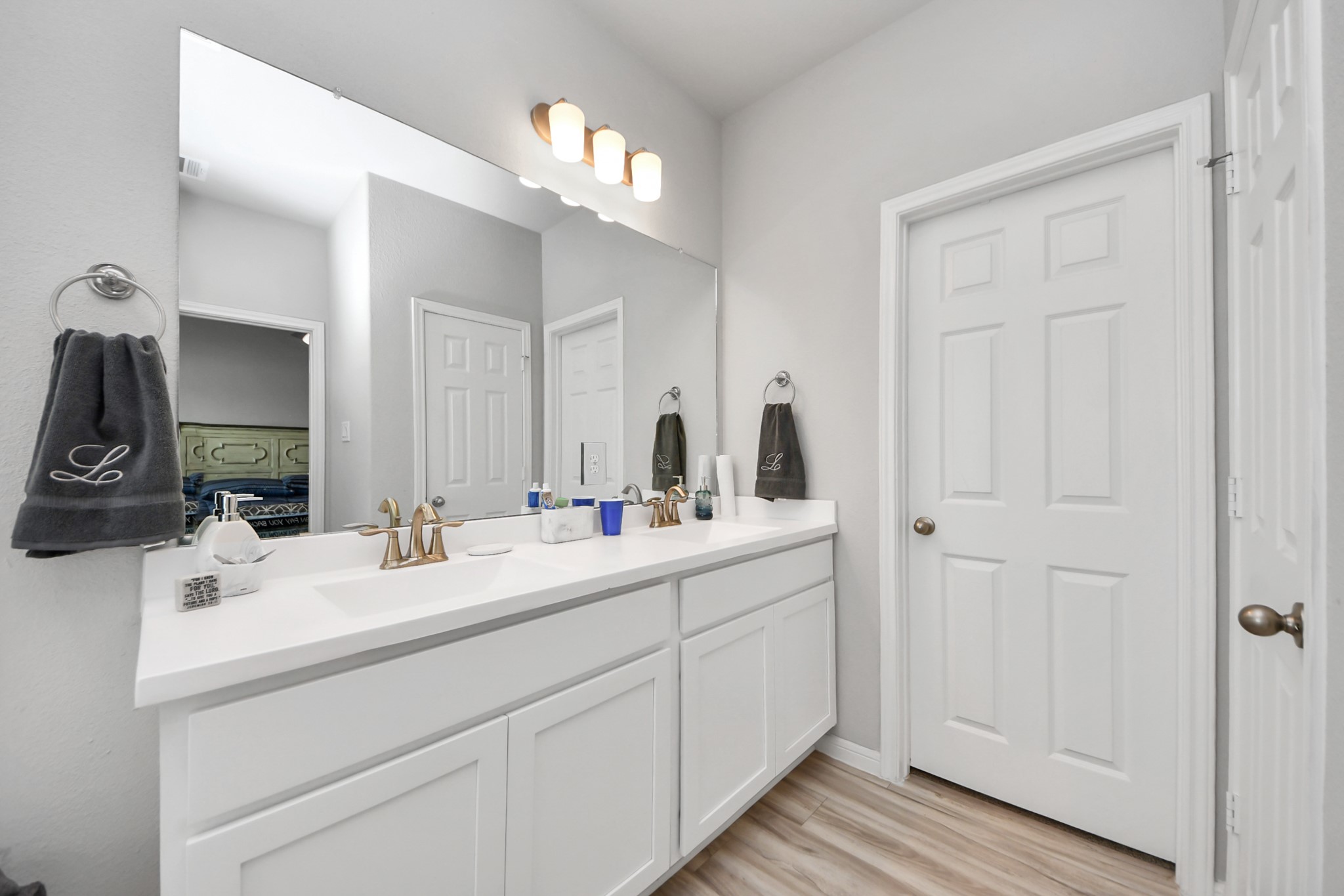 1654 Sequoia Run Drive Rosharon, TX 77583 - Photo 23 of 36 a bathroom with double vanity sinks and a mirror