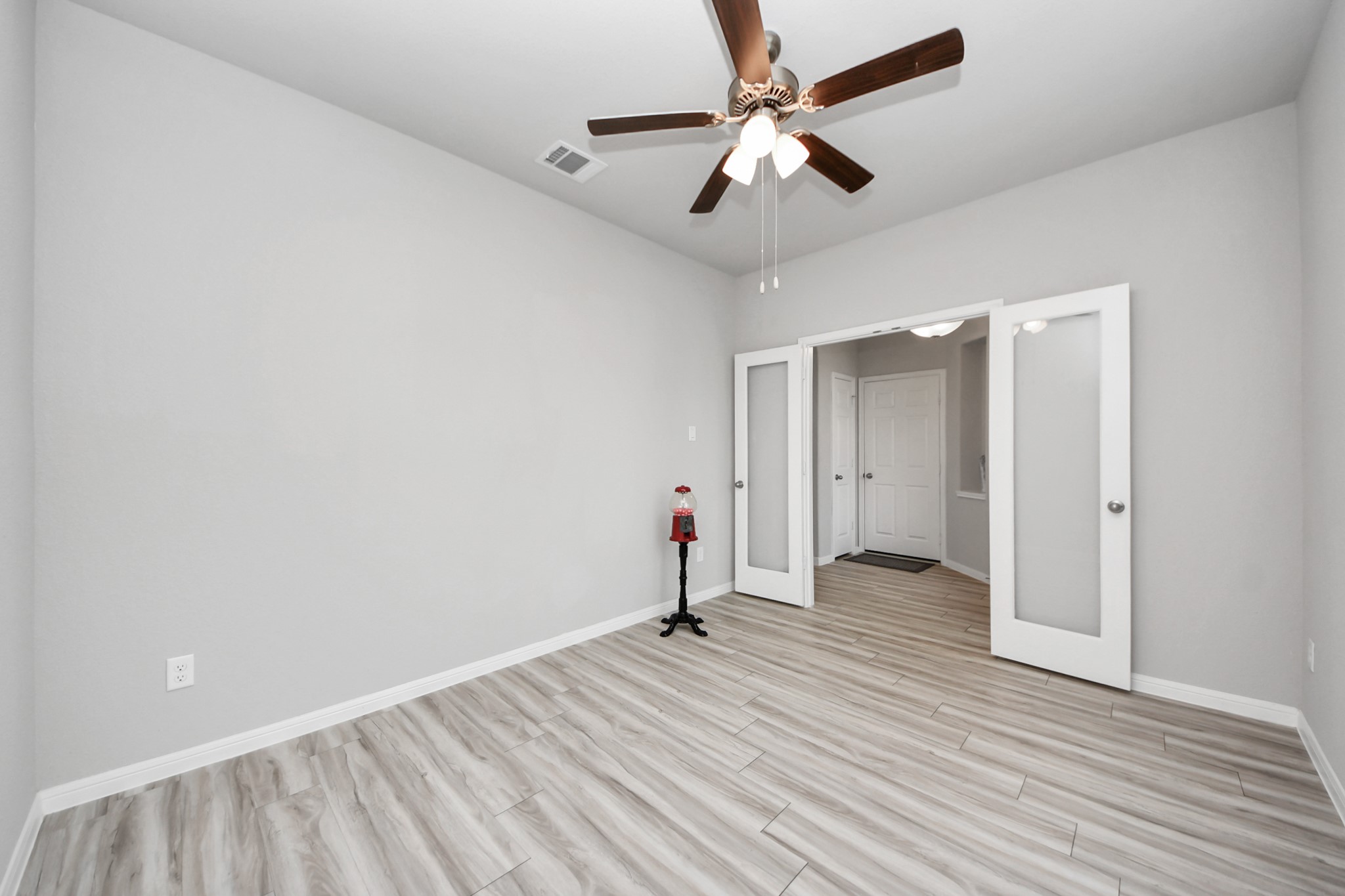 1654 Sequoia Run Drive Rosharon, TX 77583 - Photo 6 of 36 an empty room with wooden floor and ceiling fan