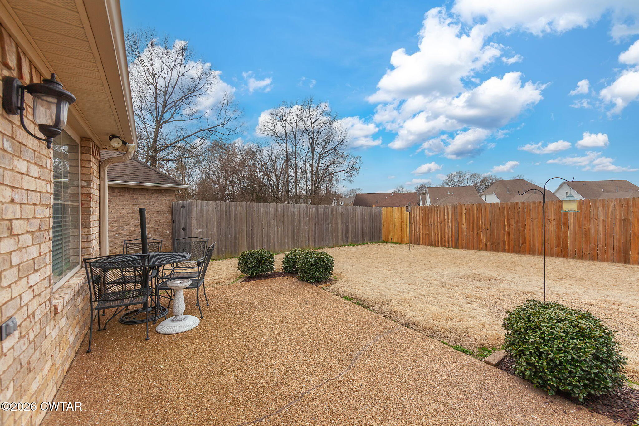 9 Sandbourne Cove Jackson, TN 38305 - Photo 18 of 22 a backyard with table and chairs and wooden fence